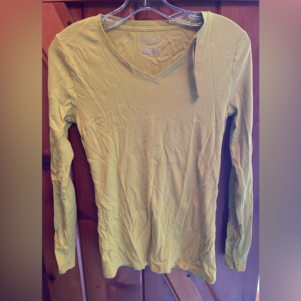 Women’s Merona long sleeve v-neck t-shirt. Small. New with tags